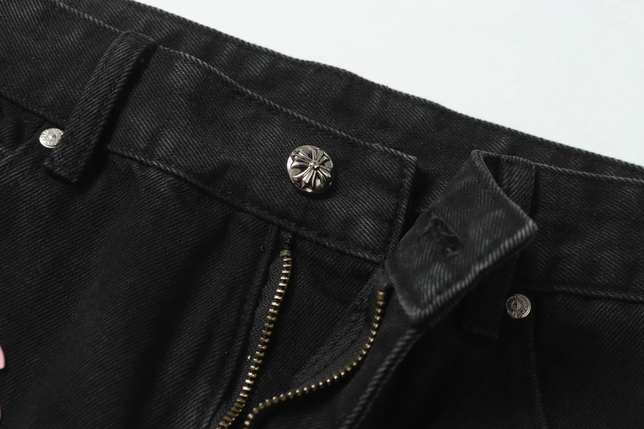 KE983 P250 The only correct leather label version on the market Chrome Hearts CH Cross embroidery Miami limited color leather jeans Top ceiling quality 100% correct version The correct version is here!  Believe me this must be the best quality you will ever come across! ! Excellent value for money! !  Styles with different washes and textures are very friendly to people with thin legs and thick legs. The straight version is very flattering to the shape of the legs. The moderate length is timeless and easy to match. It is the basis of various styles and a must-have in the wardrobe! ! Add a little stacking to make the atmosphere easy to control. The fabric is stiff but the upper body is soft without losing texture. The sides and cuffs of some styles have a bone-wash effect. It’s really hard not to love it!  ✅Correctly customize the Croxin metal leather label on the back panel. It is definitely not sold directly with the cross on the finished jeans. 1:1 copying strives for excellence and the details are perfectly grasped. ✅The cross leather label is clear and smooth. Exquisite turning top craftsmanship. ✅Buttons, zippers and hardware are all customized versions of the Croxin LOGO. ✅High-cost washing process. Size: 28 30 32 34 36